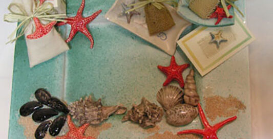 Arte ceramica con conchiglie e stelle marine in Liguria