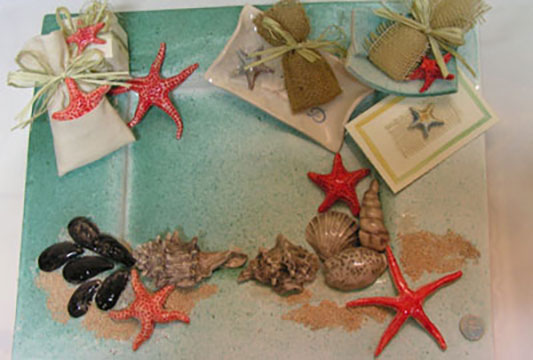 Arte ceramica con conchiglie e stelle marine in Liguria