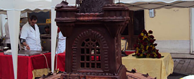 Grande Torta di cioccolato con spettacolare decorazione a forma di torre