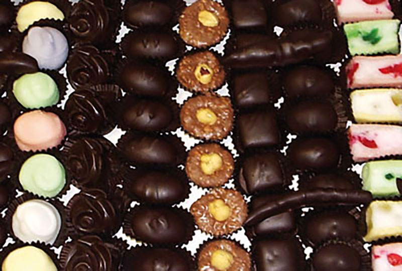 Praline al cioccolato e glassa colorata