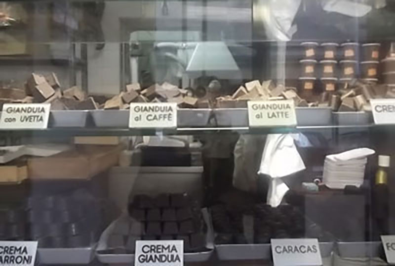 Vetrina di pasticceria con varietà di cioccolate