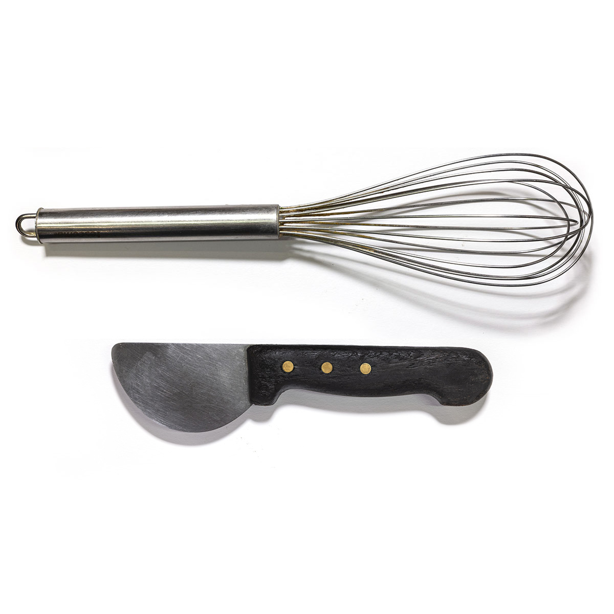 Frusta per cucinare e coltello per farinata